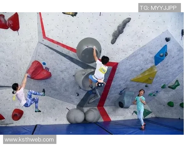 成都攀岩队边路渗透战术解析与实战应用探讨