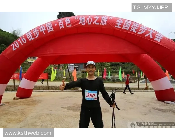 女裁判与足球明星亲密合影展现体育精神与性别平等的美好瞬间